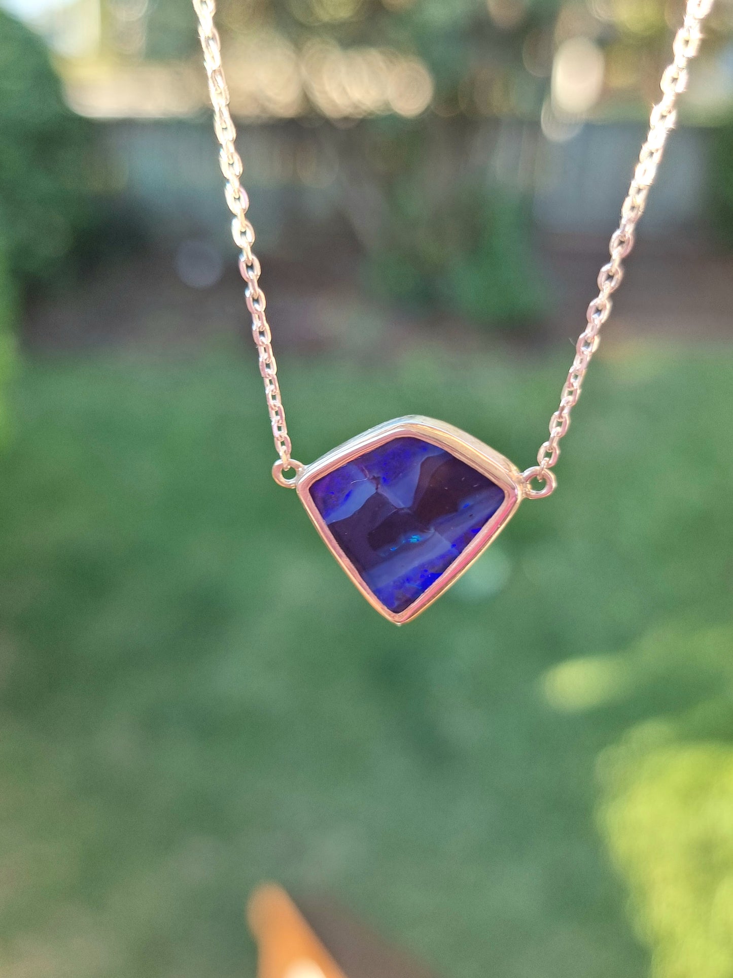 Pendentif opale tourbillon de lave bleue