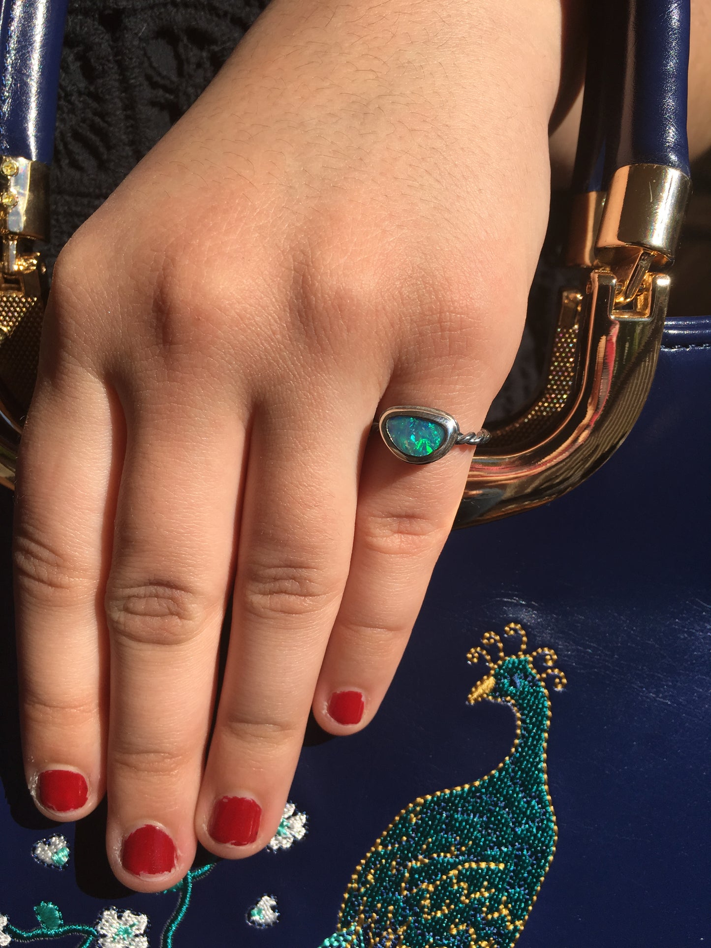 Bague en argent avec opale boulder bleue