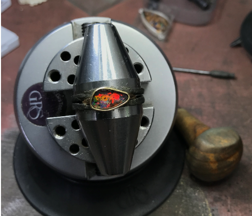 Bague en opale boulder éclat doré