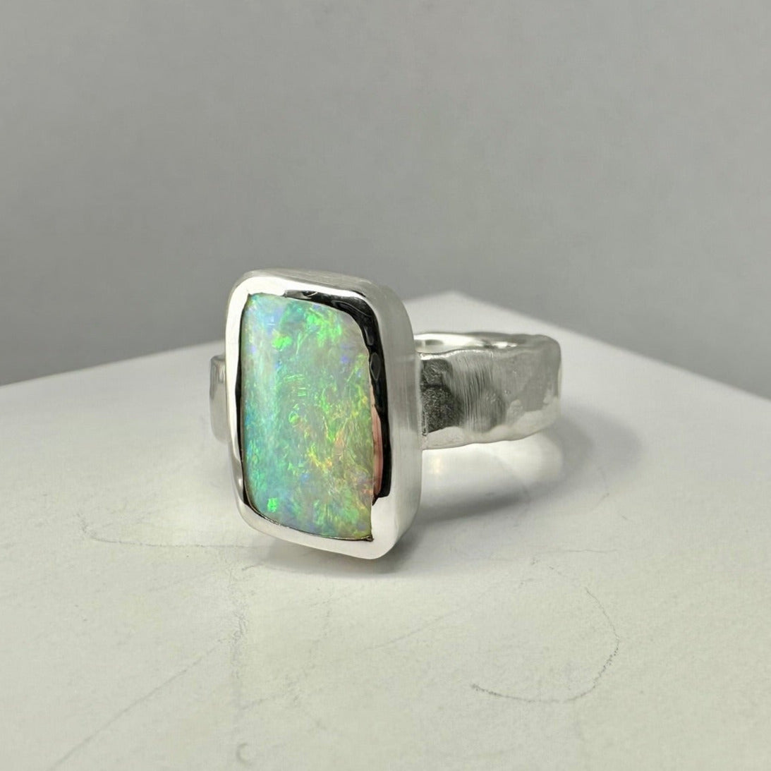 Bague en argent Stirling avec opale boulder du Queensland