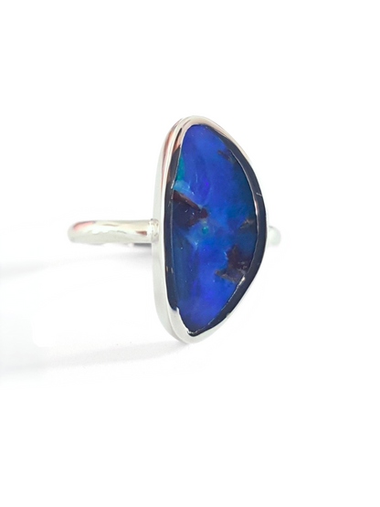 Bague en argent avec opale boulder bleue du Queensland