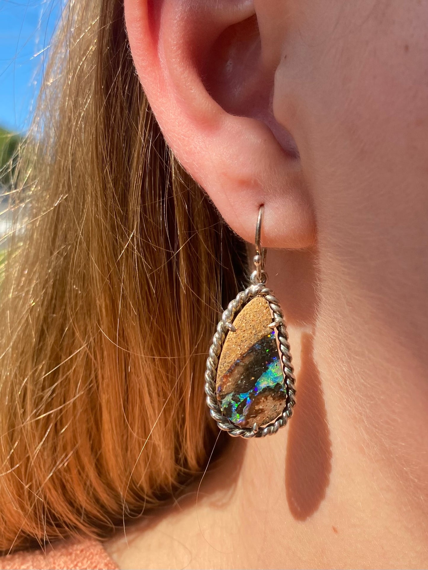Boucles d'oreilles en opale boulder avec une torsade en argent