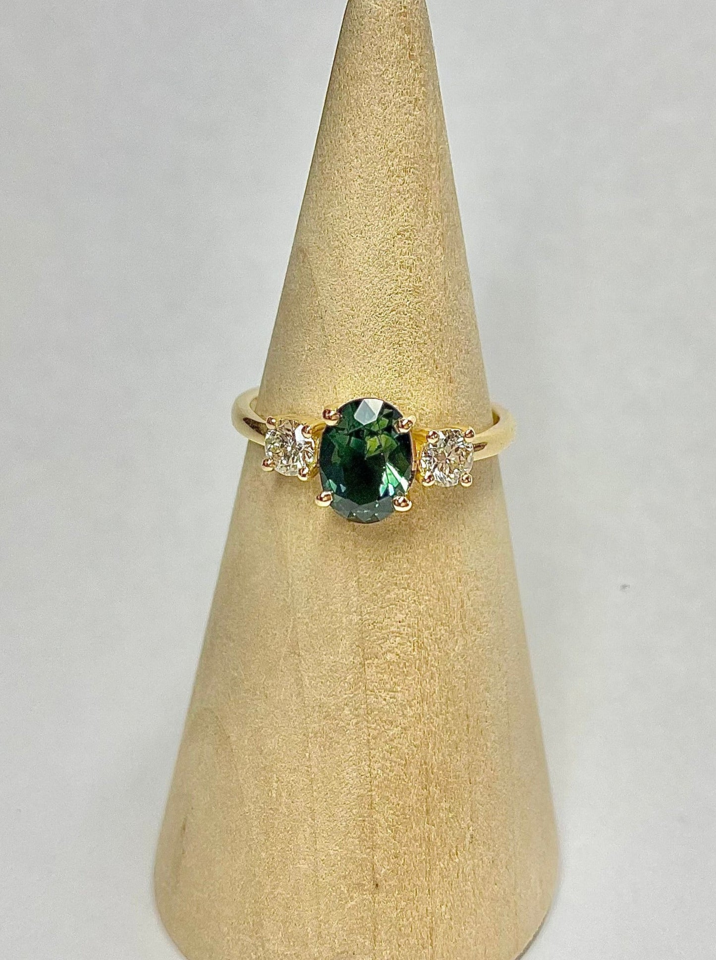 Bague saphir australien vert forêt et diamants