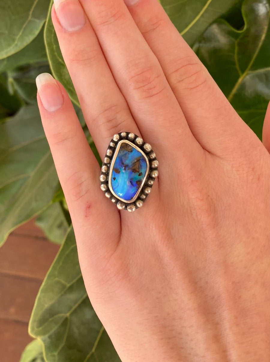 Dans la bague en argent avec opale boulder du Queensland bleu ciel