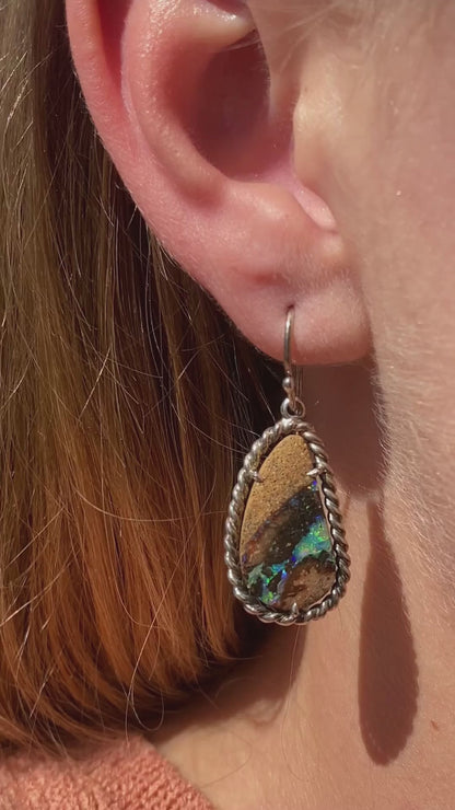 Boucles d'oreilles en opale boulder avec une torsade en argent