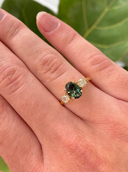 Bague saphir australien vert forêt et diamants