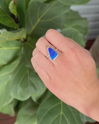 Bague opale bleue riche en argent