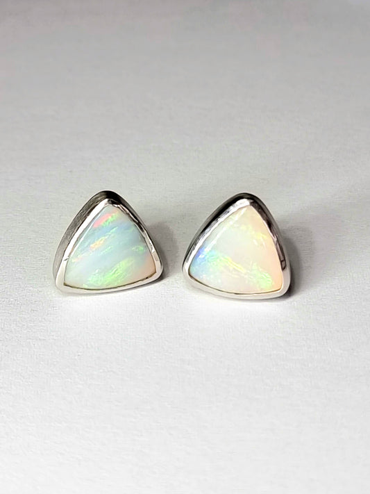 Boucles d'oreilles à tige triangulaire en opale du Queensland