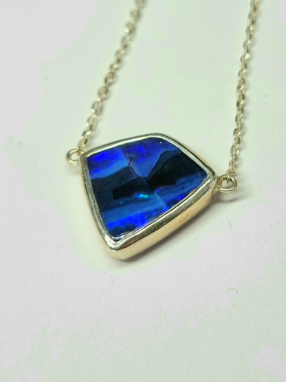 Pendentif opale tourbillon de lave bleue 
