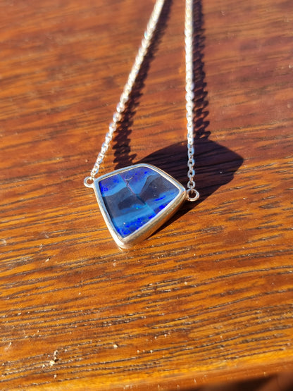 Pendentif opale tourbillon de lave bleue 