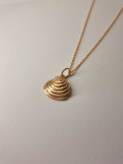 Coastal Shell Pendant Yellow Gold