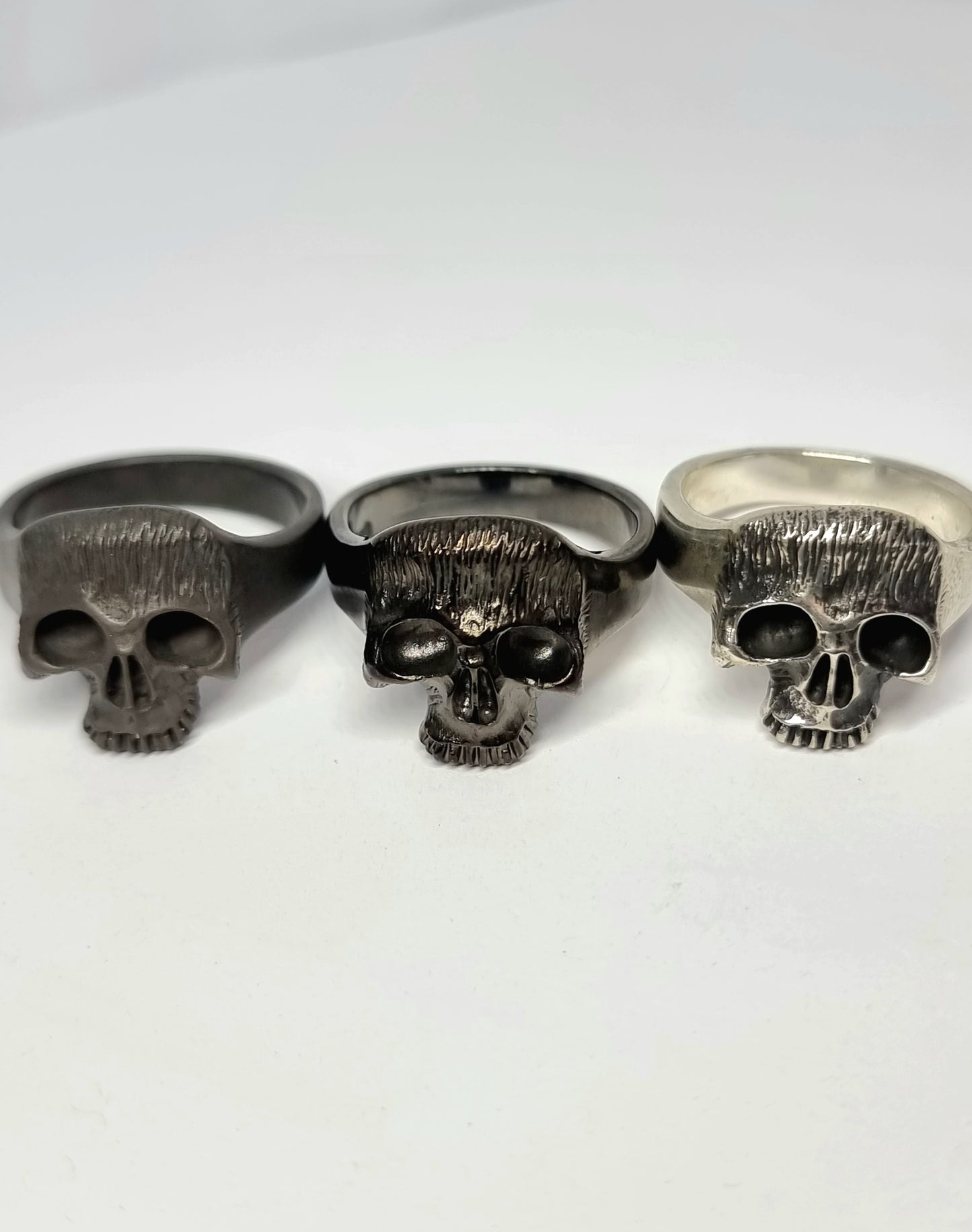 Bague Tête de Mort Argent Fini Rhodié Noir