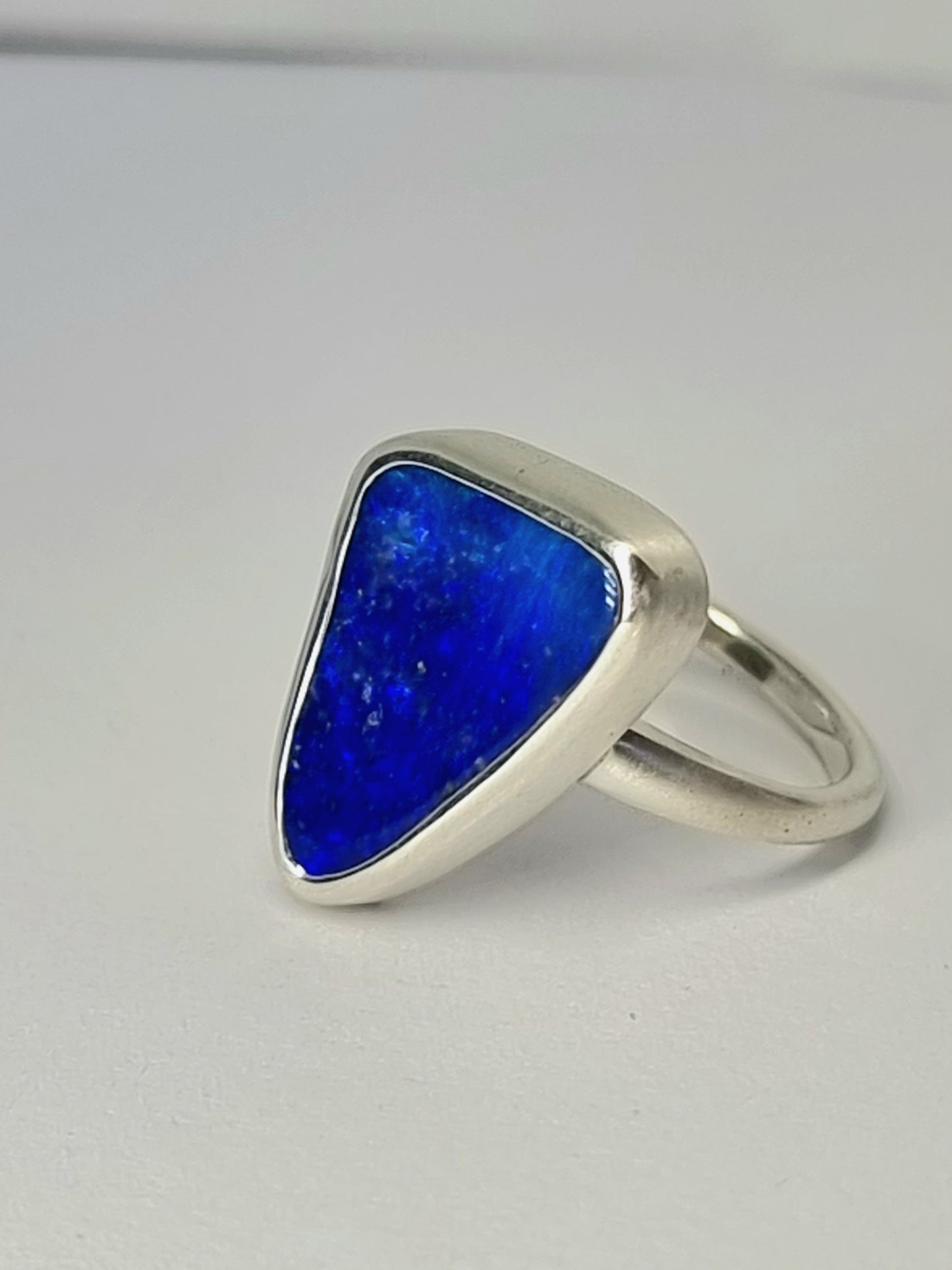 Bague opale bleue riche en argent