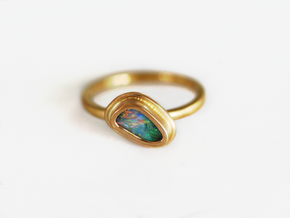 Bague en or 22 carats avec opale boulder du Queensland multicolore