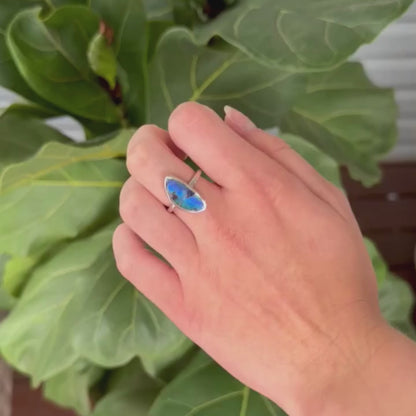 Bague en argent avec opale boulder bleue du Queensland