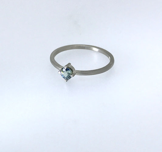 MISE À JOUR : Bague Dainty en saphir australien sertie d'or blanc 18 carats