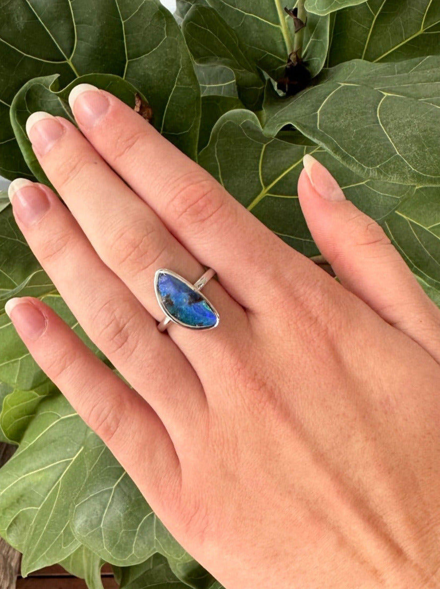 Bague en argent avec opale boulder bleue du Queensland