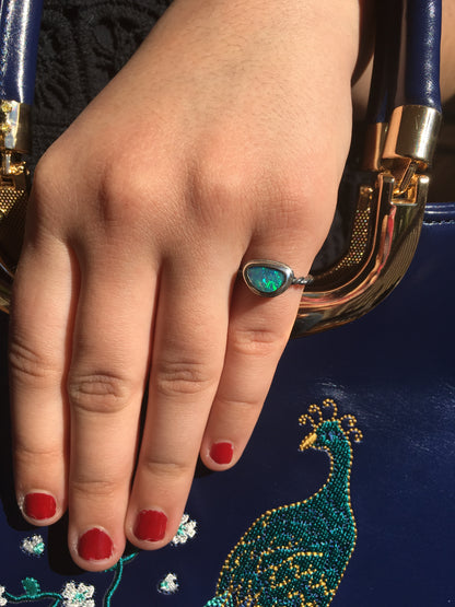 Bague en argent avec opale boulder bleue